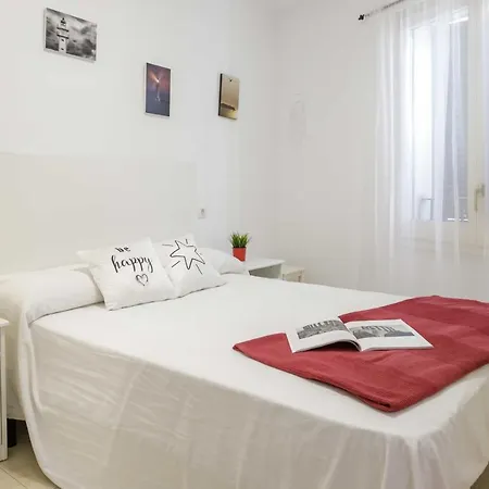 Apartamento De Tres Dormitorios Cerca Del Mar Apartment